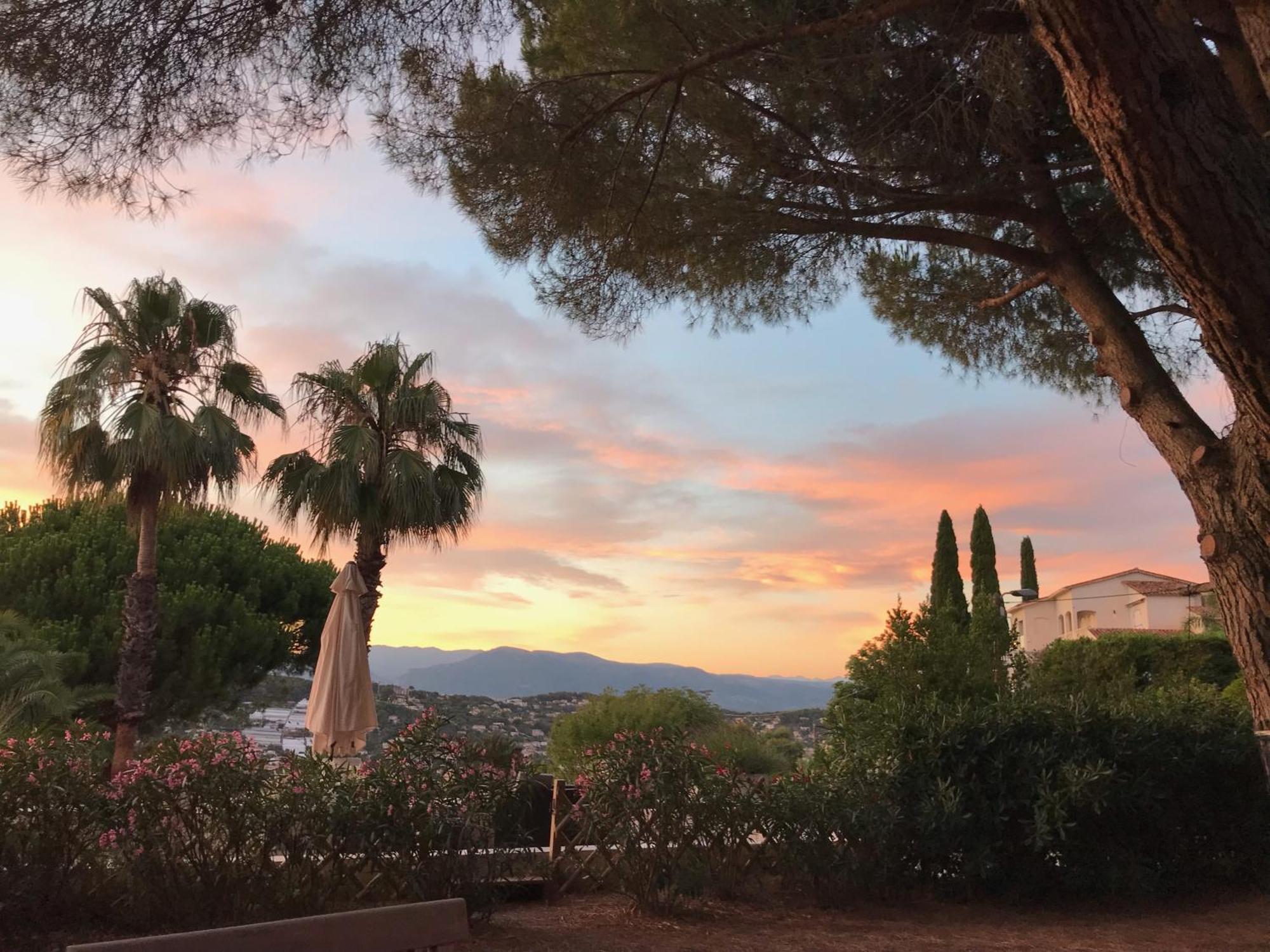 Haus Mit Garten Ueber Der Bucht Von Cannes Валорис Екстериор снимка